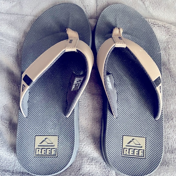 BRAND NEW REEF FANNING FLIP FLOPS W/ BOTTLE OPENERS ON FOOTBEDS - Picture 1 of 3